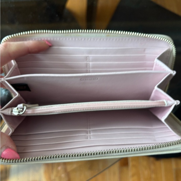Elegant Coach Cream Wallet - Picture 2 of 3